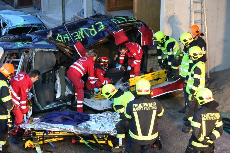 Zugsübungen „Verkehrsunfall mit eingeklemmter Person“