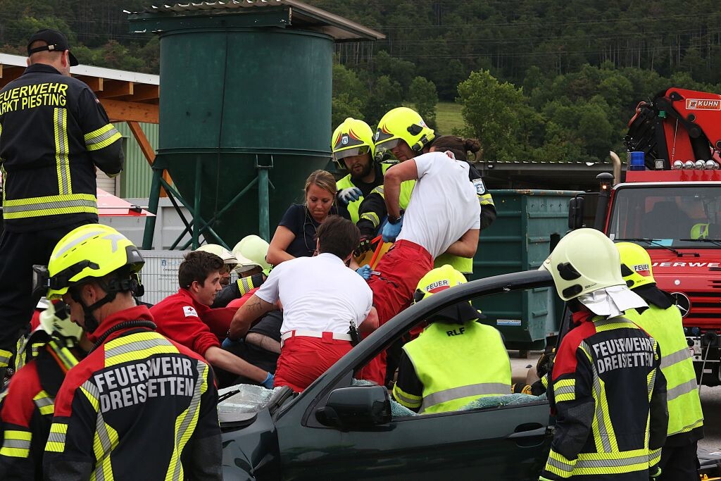 Verkehrsunfall mit mehreren eingeklemmten Personen – gemeinsame Gesamtübung