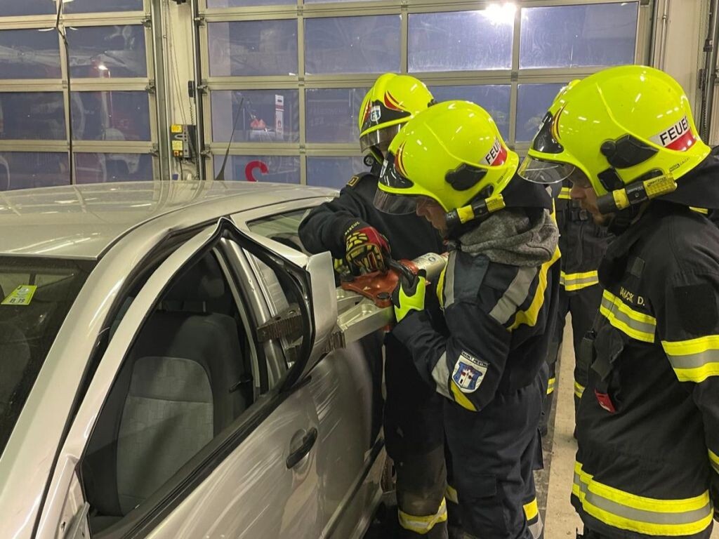 Zugsübungen zum Thema „Menschenrettung aus Kfz“