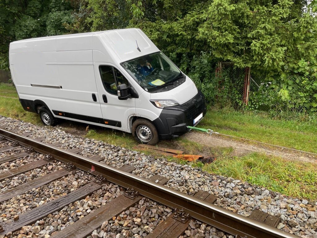 Fahrzeugbergung neben Bahngleisen