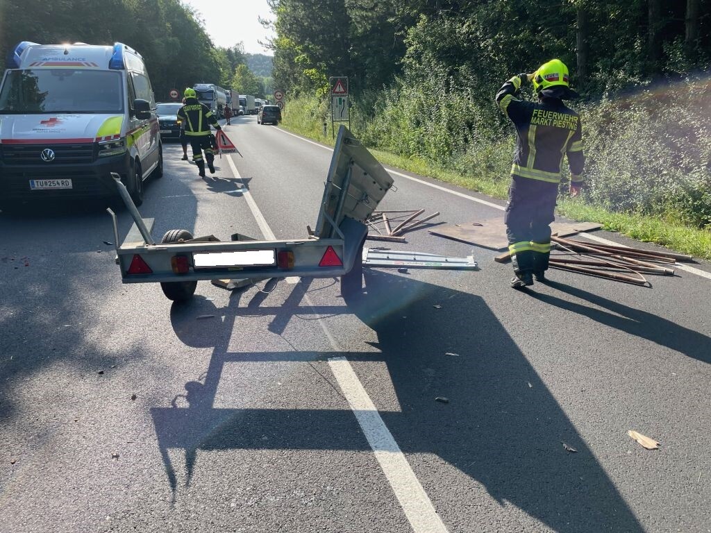Pkw-Anhänger verursacht Verkehrsunfall