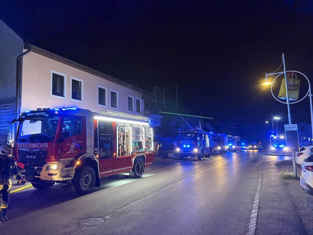 Gebäudebrand mit mehreren eingeschlossenen Personen